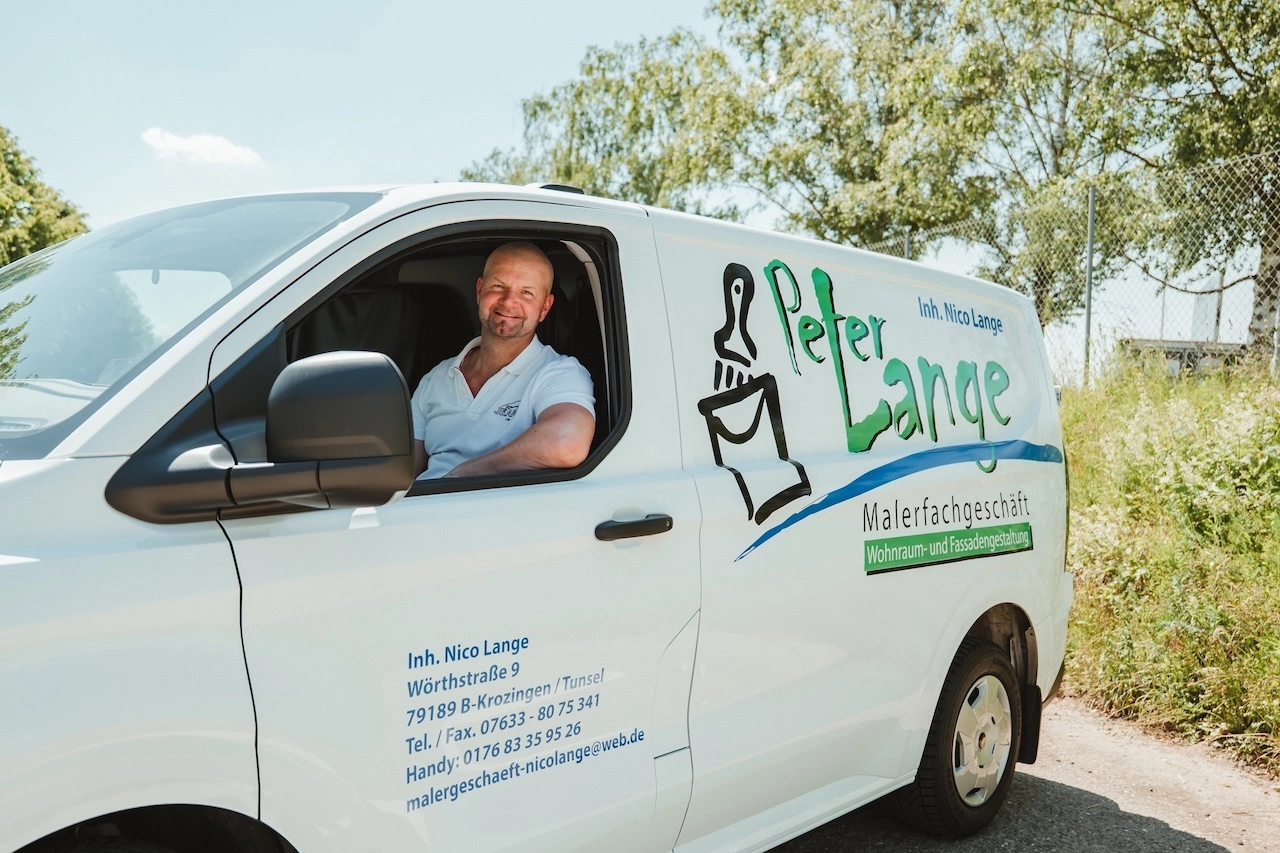 Nico Lange sitzt in seinem Dienstwagen auf dem Weg zur Baustelle