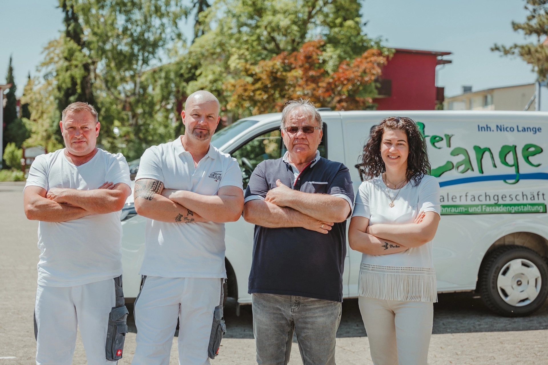 Team von Malergeschaeft Nico Lange mit Fuhrpark im Hintergrund