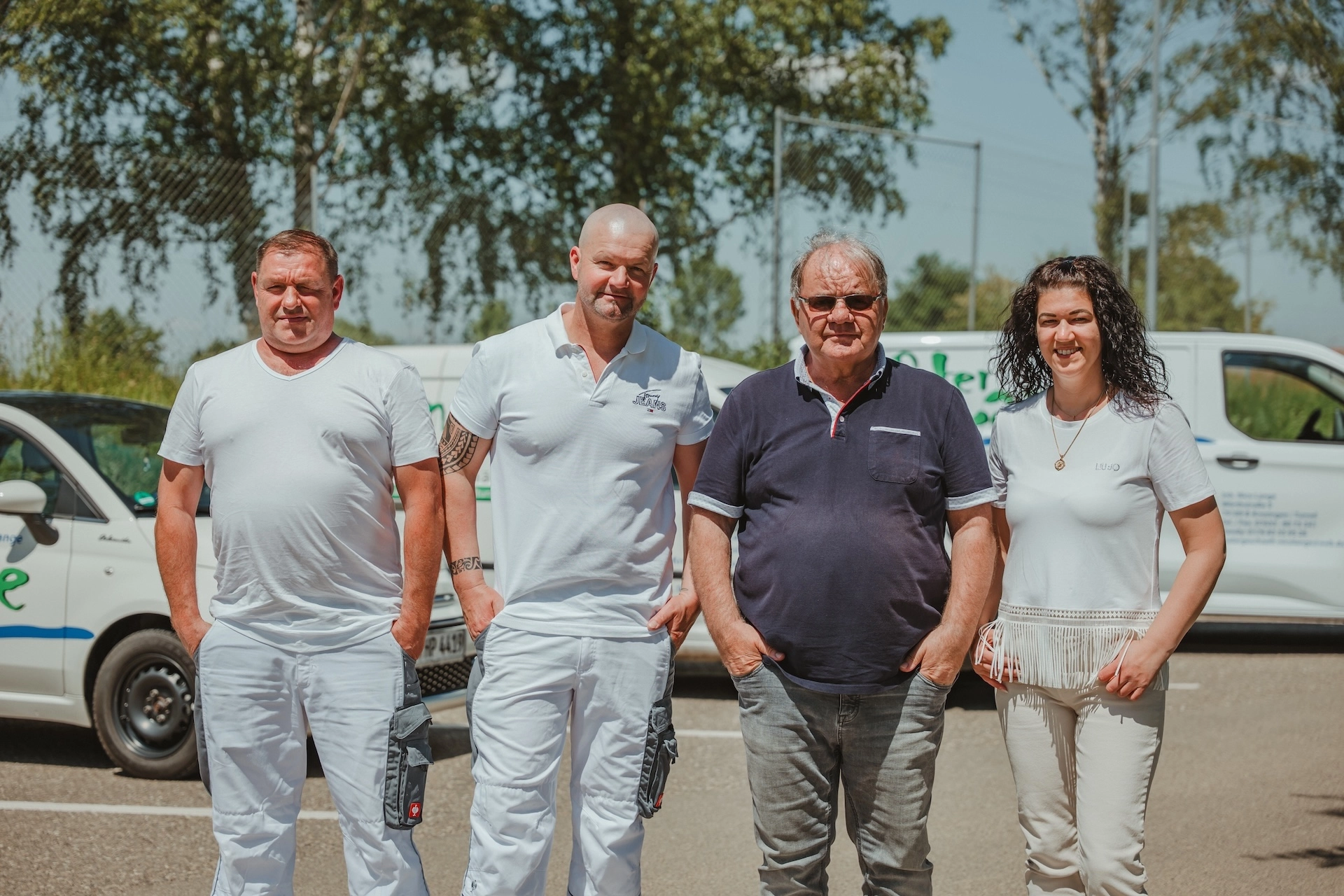 Team von Malergeschaeft Nico Lange mit Fuhrpark im Hintergrund